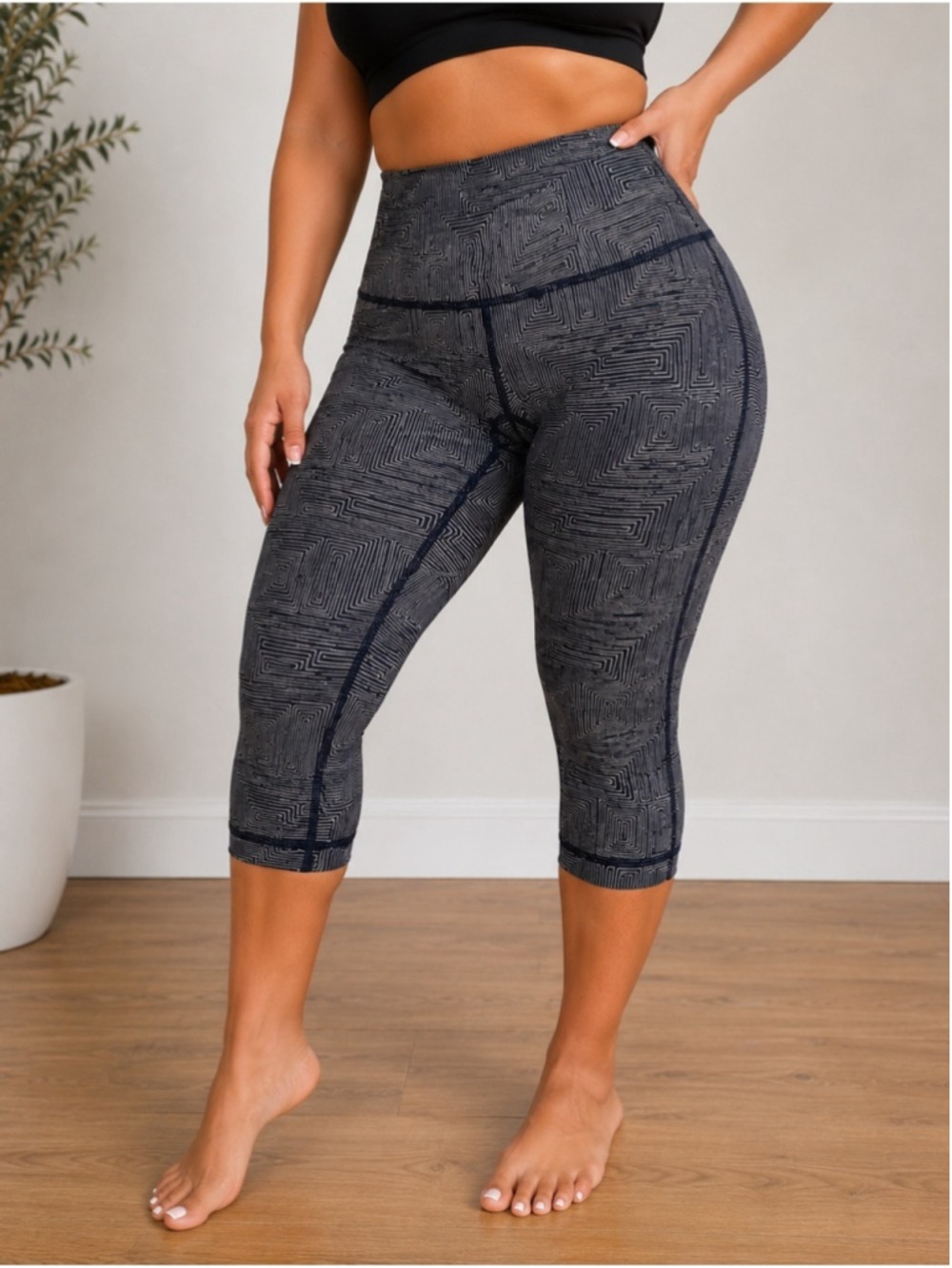 Lululemon Geometric Print Cropped Capri Leggings Size 8